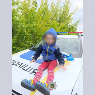 Дизайн без назви На Вінниччині поліцейський знайшов на коліях дворічну дитину, яка пішла з дому з песиком