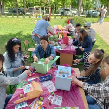 Роблять годівнички Екодень у громаді: у Вінницько-Хутірському ліцеї створювали алею та пташині будиночки