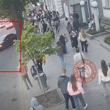 У центрі Вінниці BMW протаранив авто на зустрічній смузі (відео)