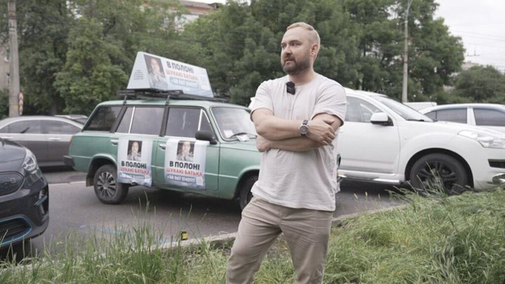 «Я чекаю тебе вдома»: син зниклого безвісти бойового медика встановив у містах України п’ять автівок-банерів