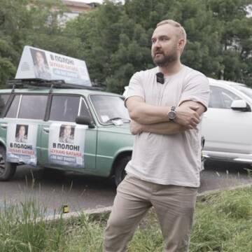 06add4b599646a33 «Я чекаю тебе вдома»: син зниклого безвісти бойового медика встановив у містах України п’ять автівок-банерів