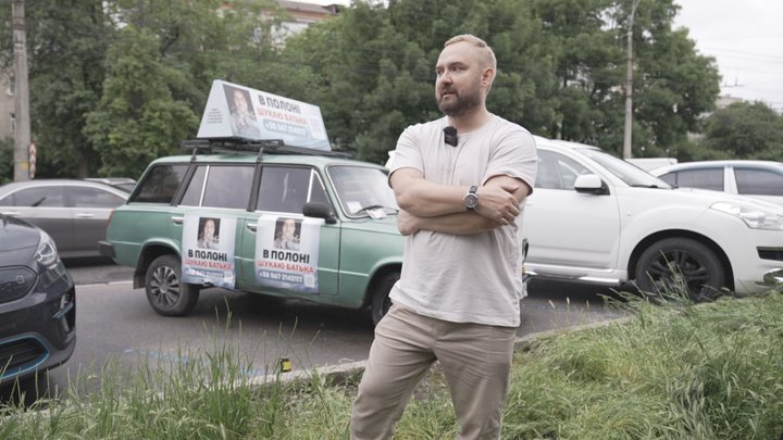 «Я чекаю тебе вдома»: син зниклого безвісти бойового медика встановив у містах України п’ять автівок-банерів