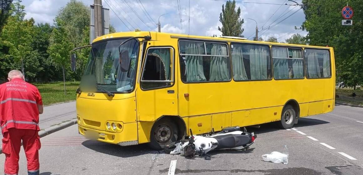 На Вінниччині під колеса трактора та маршрутки потрапили двоє людей