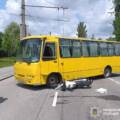 На Вінниччині під колеса трактора та маршрутки потрапили двоє людей