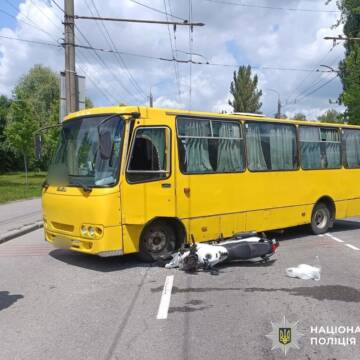 1 На Вінниччині під колеса трактора та маршрутки потрапили двоє людей