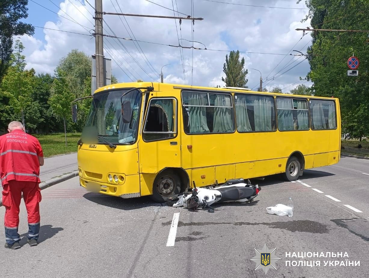 На Вінниччині під колеса трактора та маршрутки потрапили двоє людей