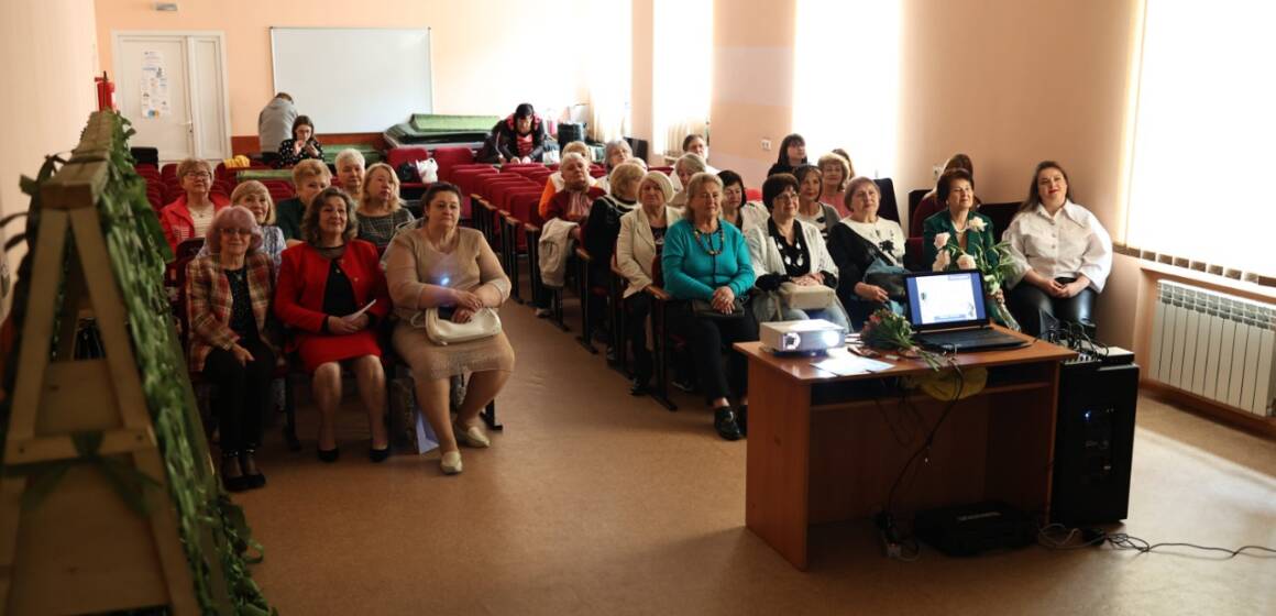 На одній хвилі з онуками: у Вінниці сертифікати про цифрову грамотність отримали випускники 60+