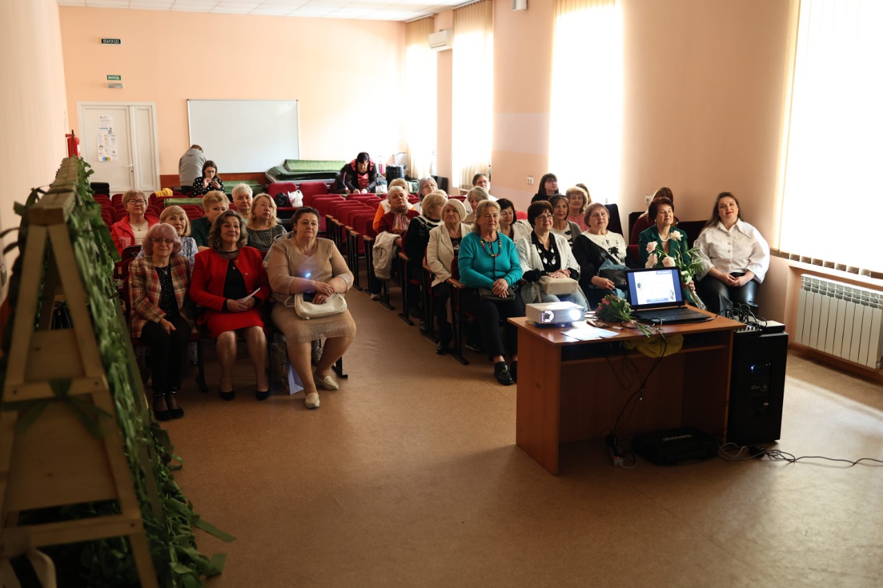 На одній хвилі з онуками: у Вінниці сертифікати про цифрову грамотність отримали випускники 60+