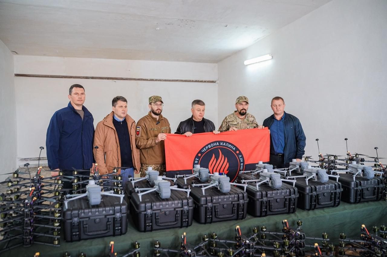 Півтисячі FPV-дронів та 10 Matrice 4E передав Міжрегіональний координаційний гуманітарний штаб бригаді «Червона калина»