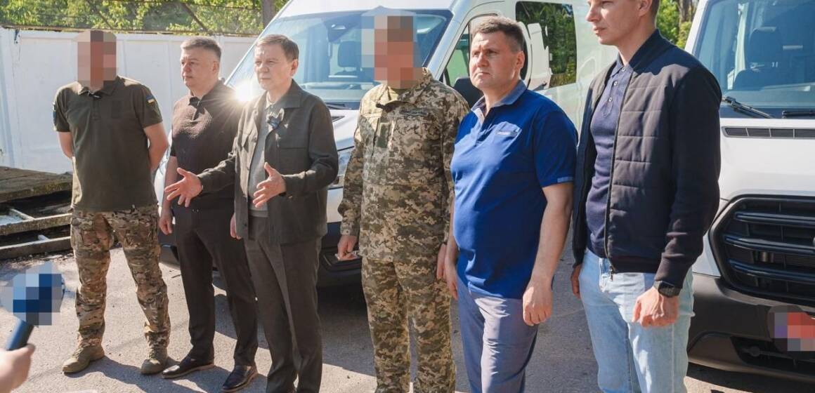 5298870933592415019 Два мікроавтобуси передав Міжрегіональний координаційний гуманітарний штаб підрозділам Повітряних Сил та Сил оборони ЗСУ