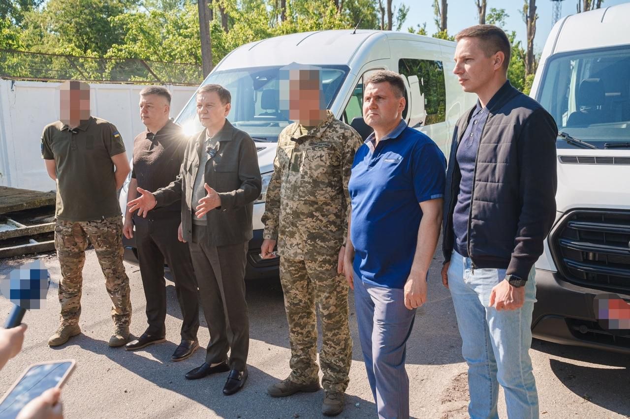 Два мікроавтобуси передав Міжрегіональний координаційний гуманітарний штаб підрозділам Повітряних Сил та Сил оборони ЗСУ