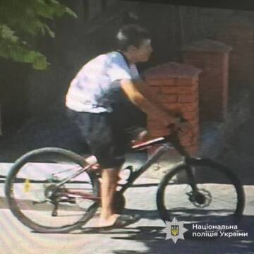 5307559407619087227 На перехресті у Вінниці велосипедист збив жінку та втік: поліція оголосила правопорушника в розшук (ФОТО)