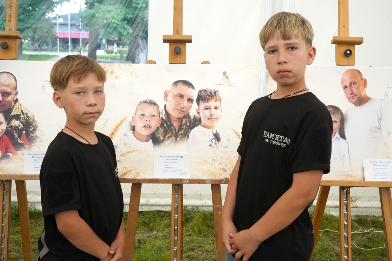 «Тато поруч»: на Європейській площі у Вінниці відкрили меморіальну фотовиставку до Дня батька