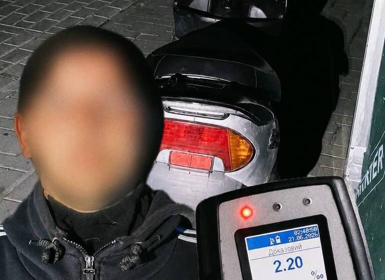 5321488136883870640 П’яний та без прав: на Вінниччині патрульні затримали порушника на мопеді