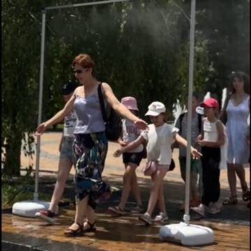 Вінничан рятують від спеки: у центрі міста встановили систему водяного охолодження