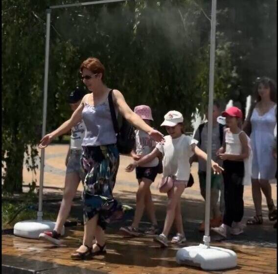 Вінничан рятують від спеки: у центрі міста встановили систему водяного охолодження