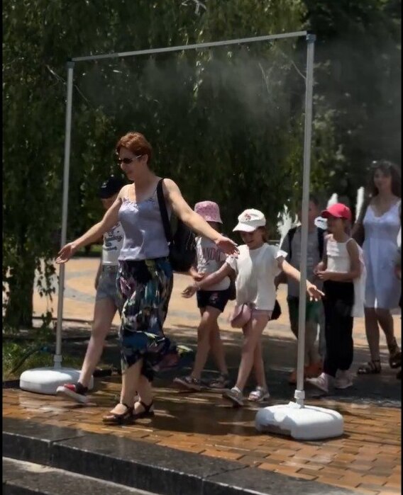 Вінничан рятують від спеки: у центрі міста встановили систему водяного охолодження