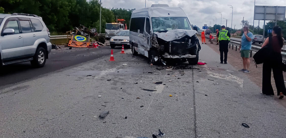 6a3a5b916f84e066496519 На трасі «Київ-Чоп» у ДТП важко травмувався 32-річний дорожник із Вінниччини