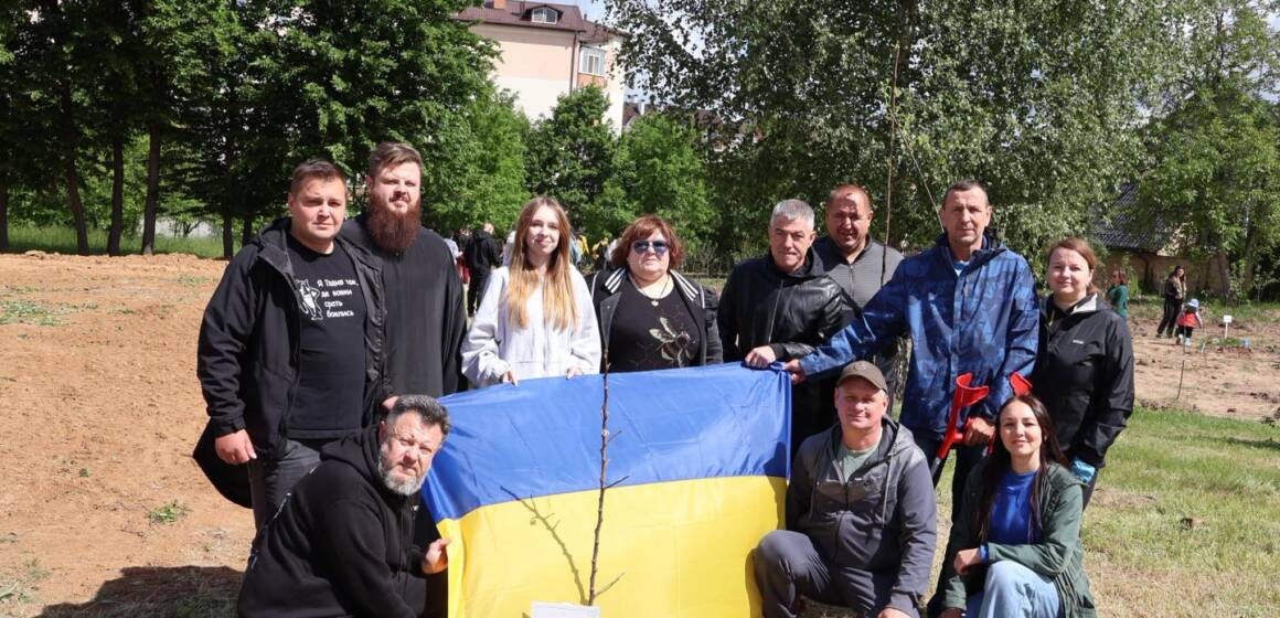 709709529_1425283346311450_7615623264345282222_n У Вінниці під час акції «Сад підтримки 2.0» висадили дерева та зібрали понад 70 тисяч гривень для військових