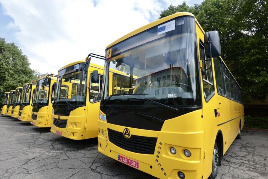 Громади Вінниччини отримали ще 6 інклюзивних шкільних автобусів