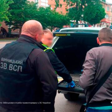 У Вінниці жінку затримали під час передачі хабаря військовому правоохоронцю