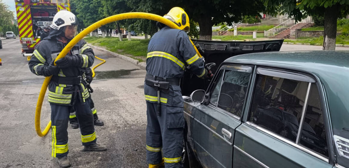 У Бершаді під час руху спалахнув легковик, який гасили рятувальники