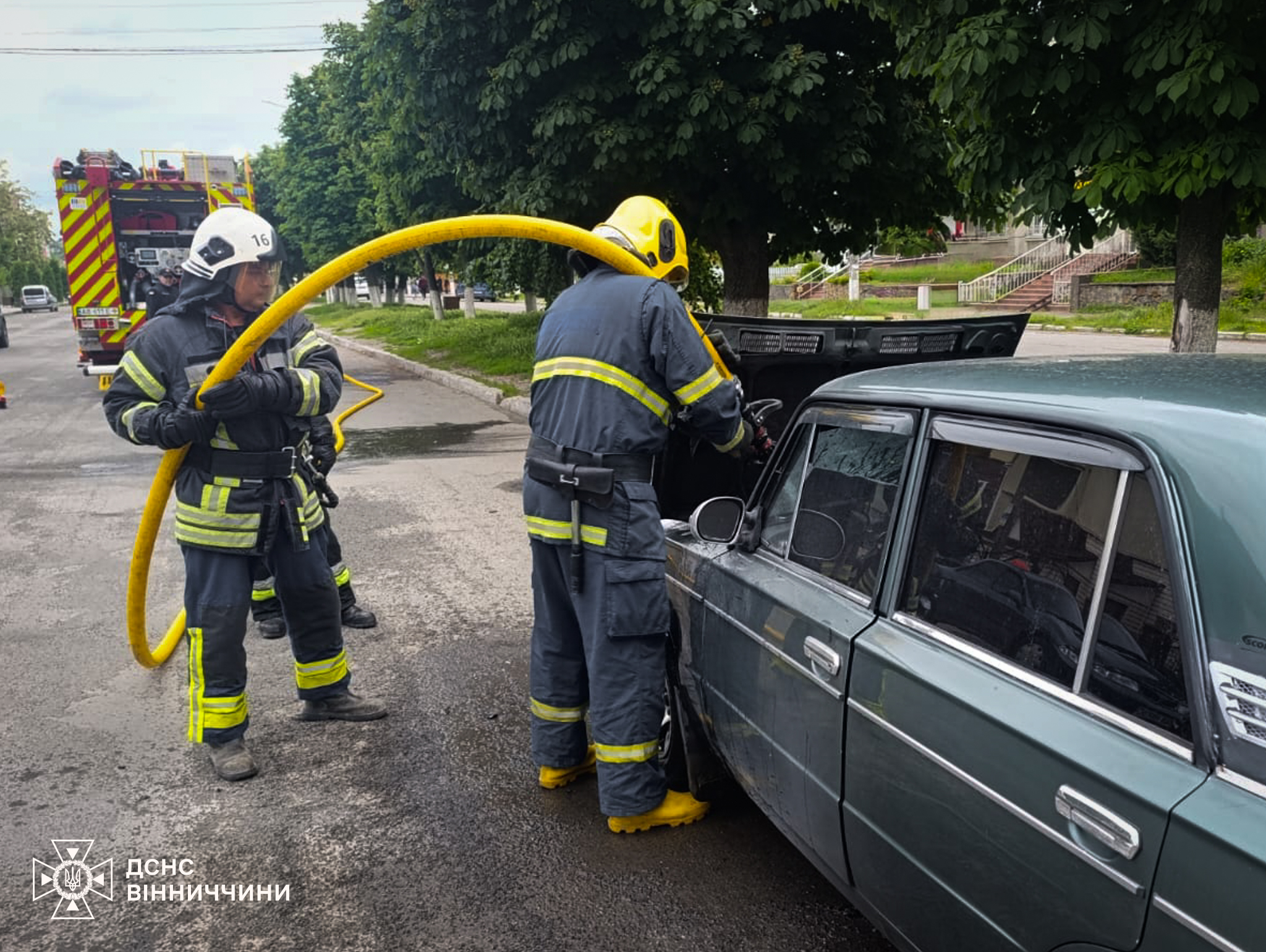 У Бершаді під час руху спалахнув легковик, який гасили рятувальники