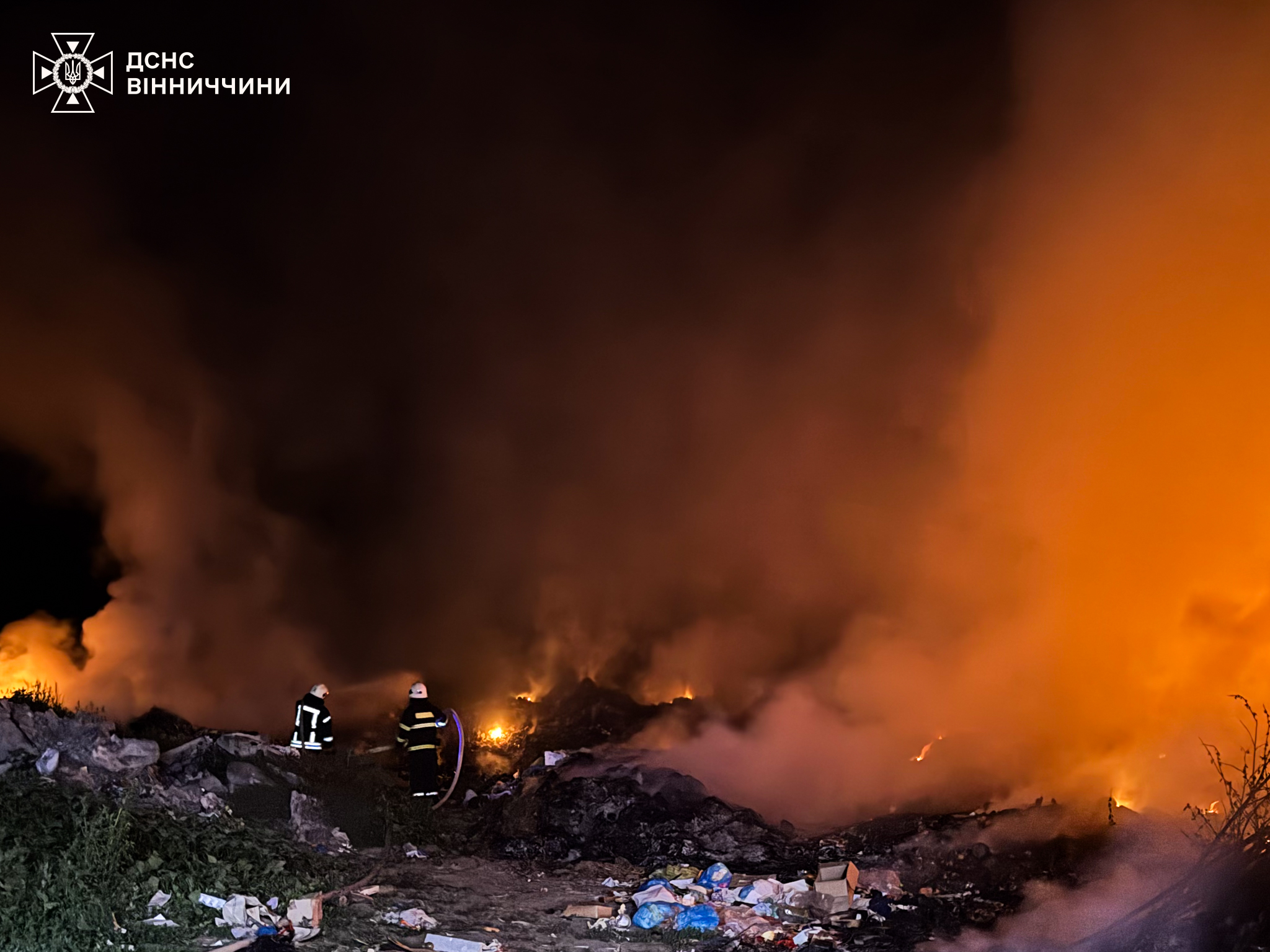 Півгектара у вогні: рятувальники загасили масштабну пожежу на сміттєзвалищі