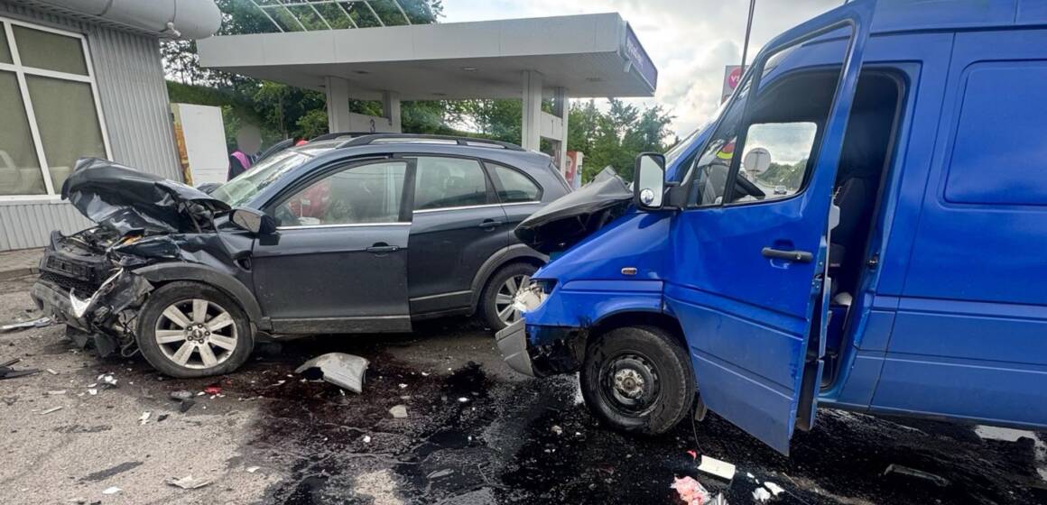 На Вінниччині сталася автотроща: зіштовхнулися три авто