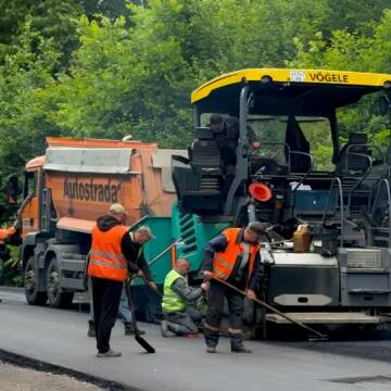 Ремонт картками та латання ям: де на дорогах Вінницької області працює спецтехніка