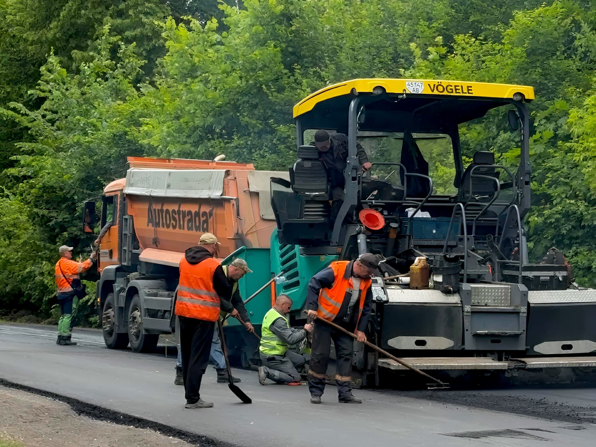 Ремонт картками та латання ям: де на дорогах Вінницької області працює спецтехніка