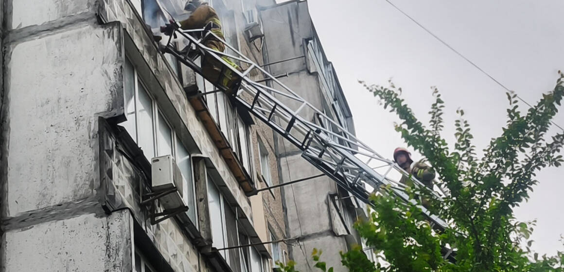 У Вінниці через недопалок загорівся балкон багатоповерхівки