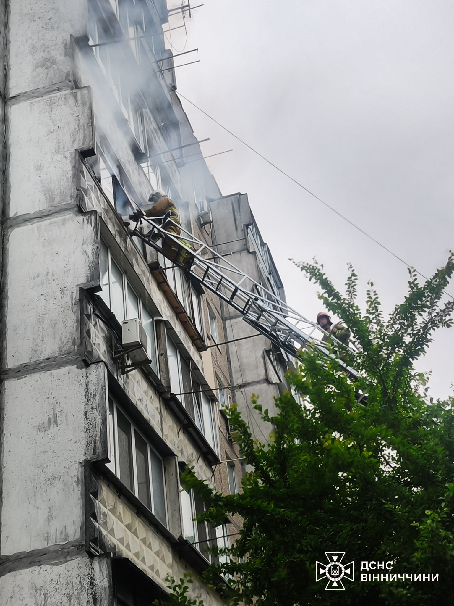 У Вінниці через недопалок загорівся балкон багатоповерхівки