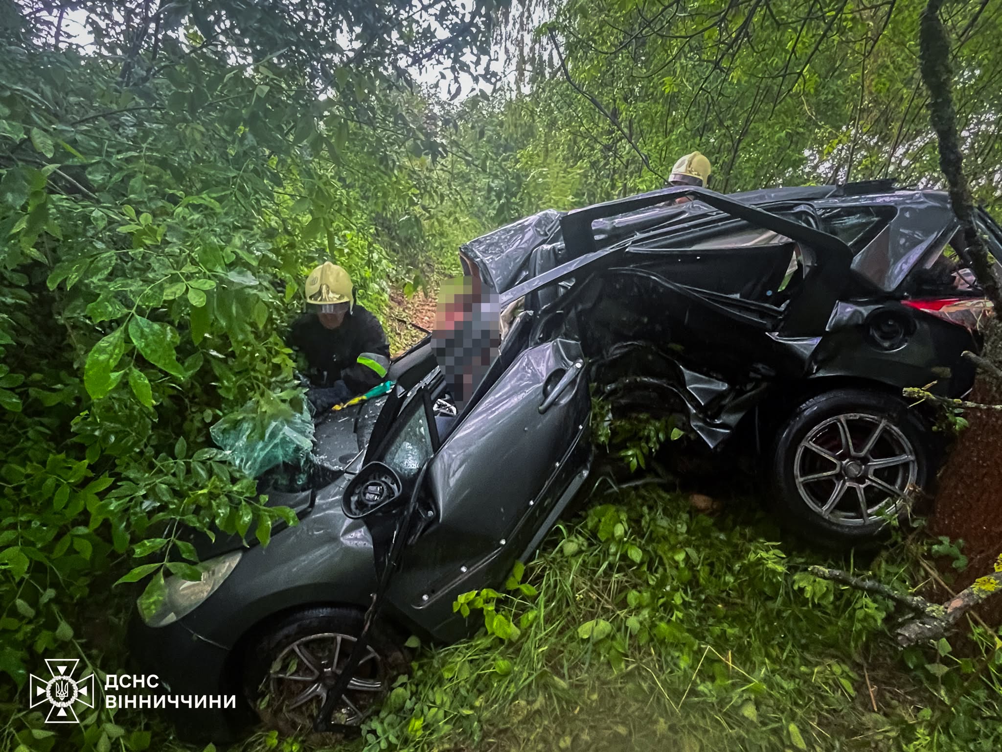 Смертельна ДТП на Вінниччині: загинули двоє людей після зіткнення з деревом