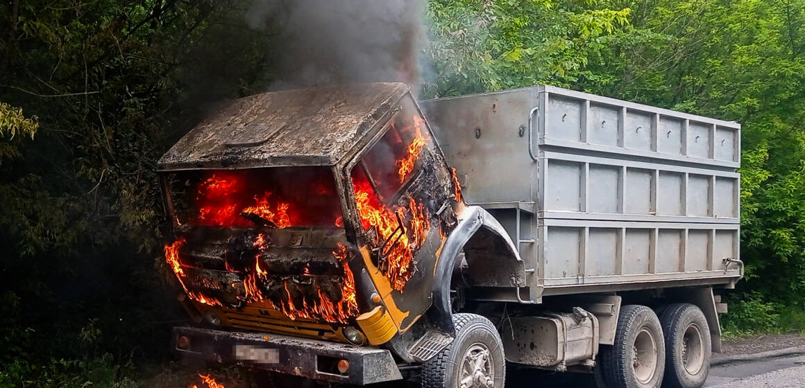 Пожежі на Вінниччині: рятувальники гасили палаючий зерновоз та будинок