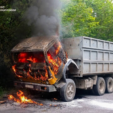 Пожежі на Вінниччині: рятувальники гасили палаючий зерновоз та будинок