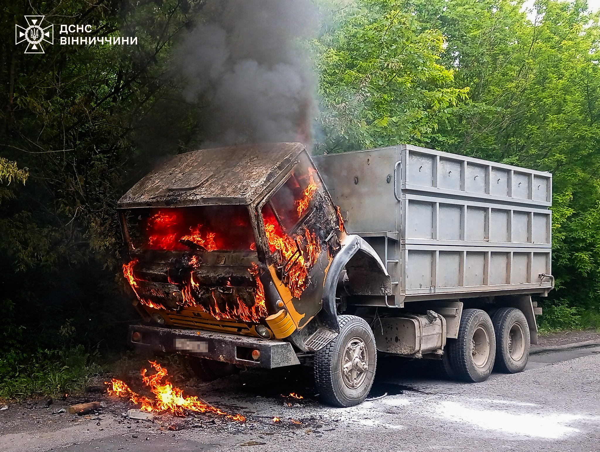 Пожежі на Вінниччині: рятувальники гасили палаючий зерновоз та будинок