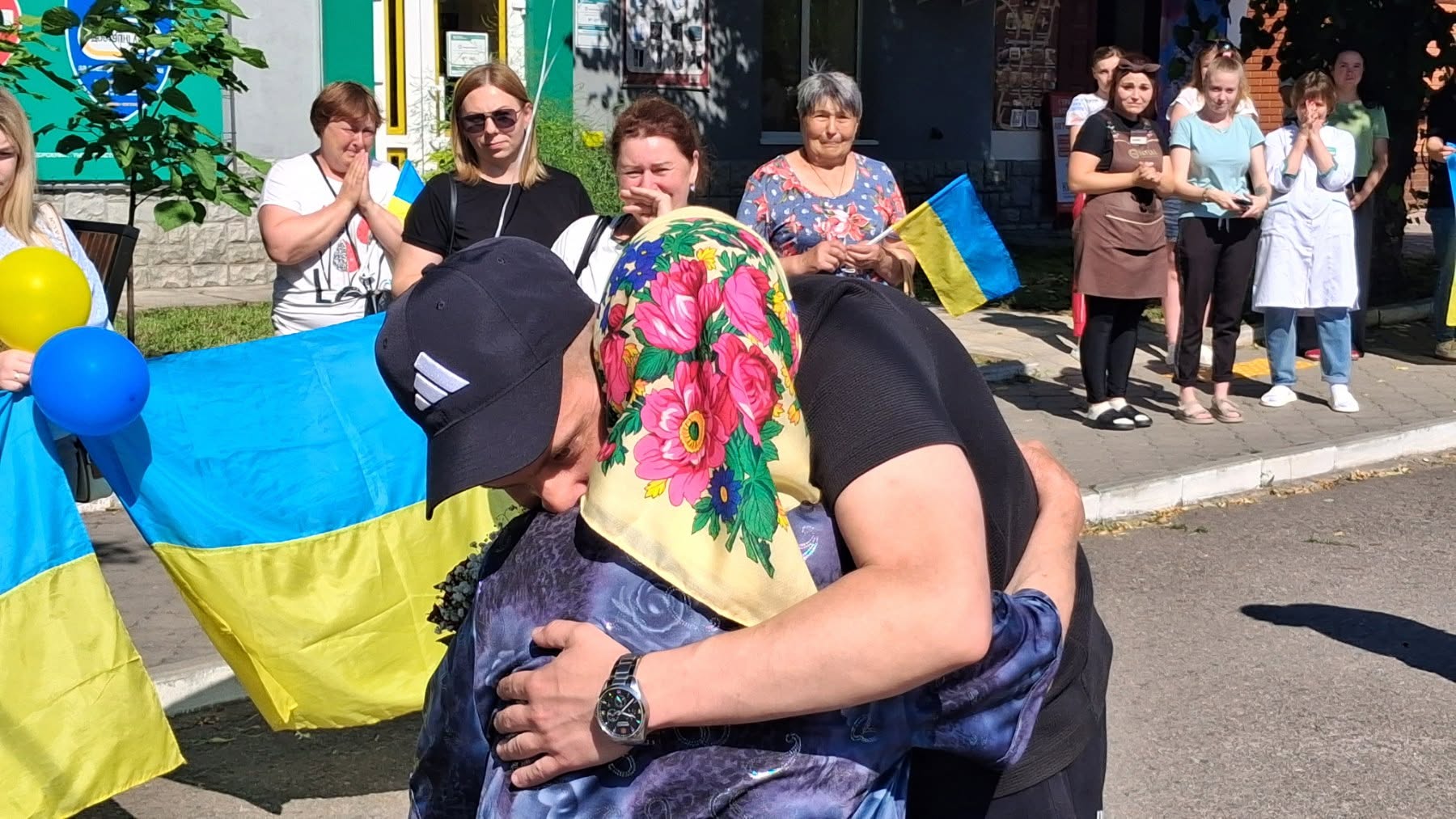 Онук повернувся з пекла: на Вінниччині зустріли захисника Маріуполя