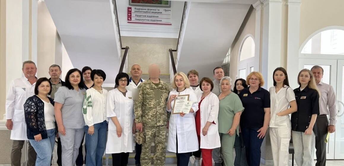 Головнокомандувач ЗСУ нагородив директорку Вінницького реабілітаційного центру