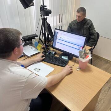 Вінниччині захисник відновлює ID-картку, що зупинила осколок