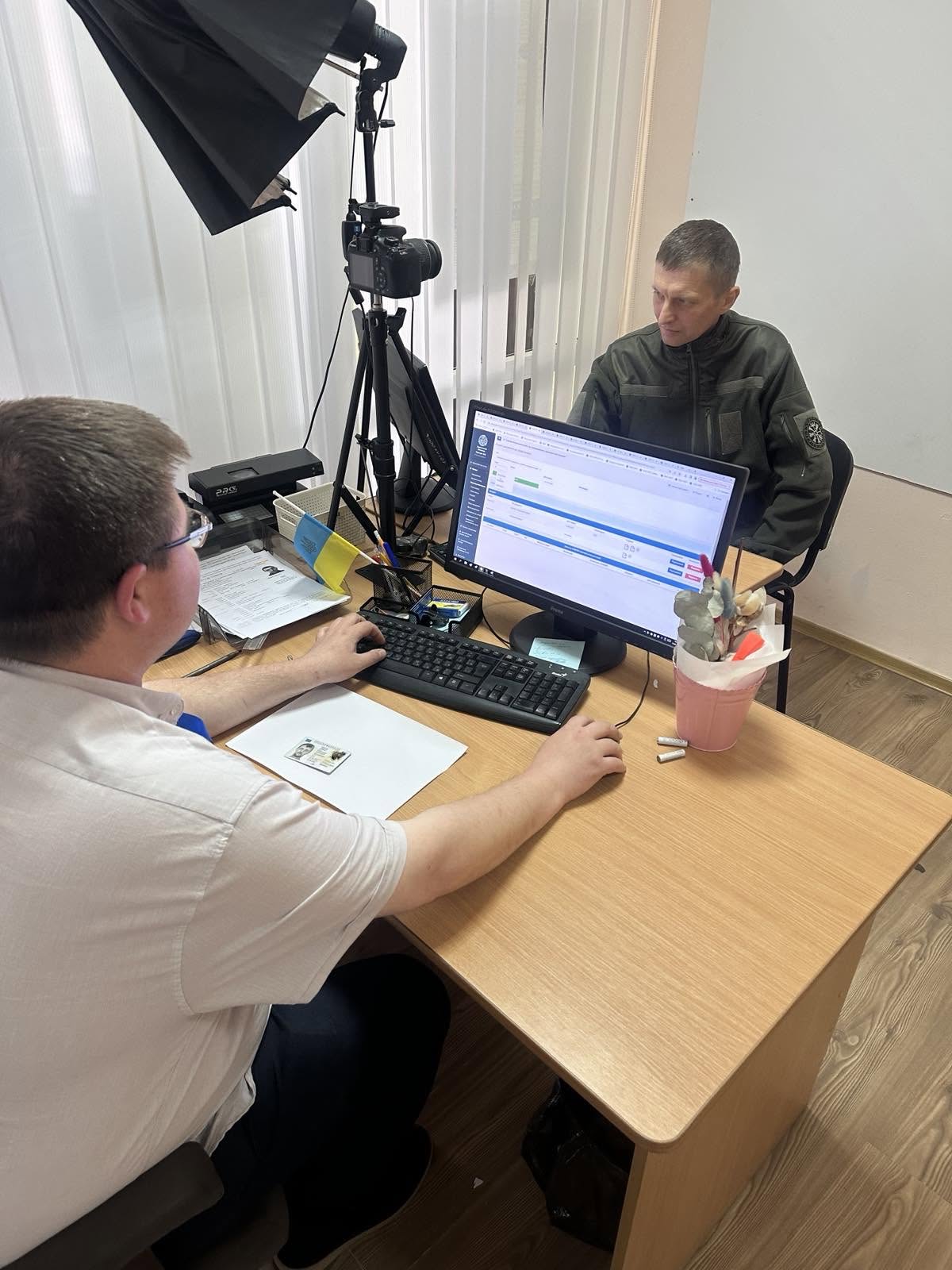 Вінниччині захисник відновлює ID-картку, що зупинила осколок
