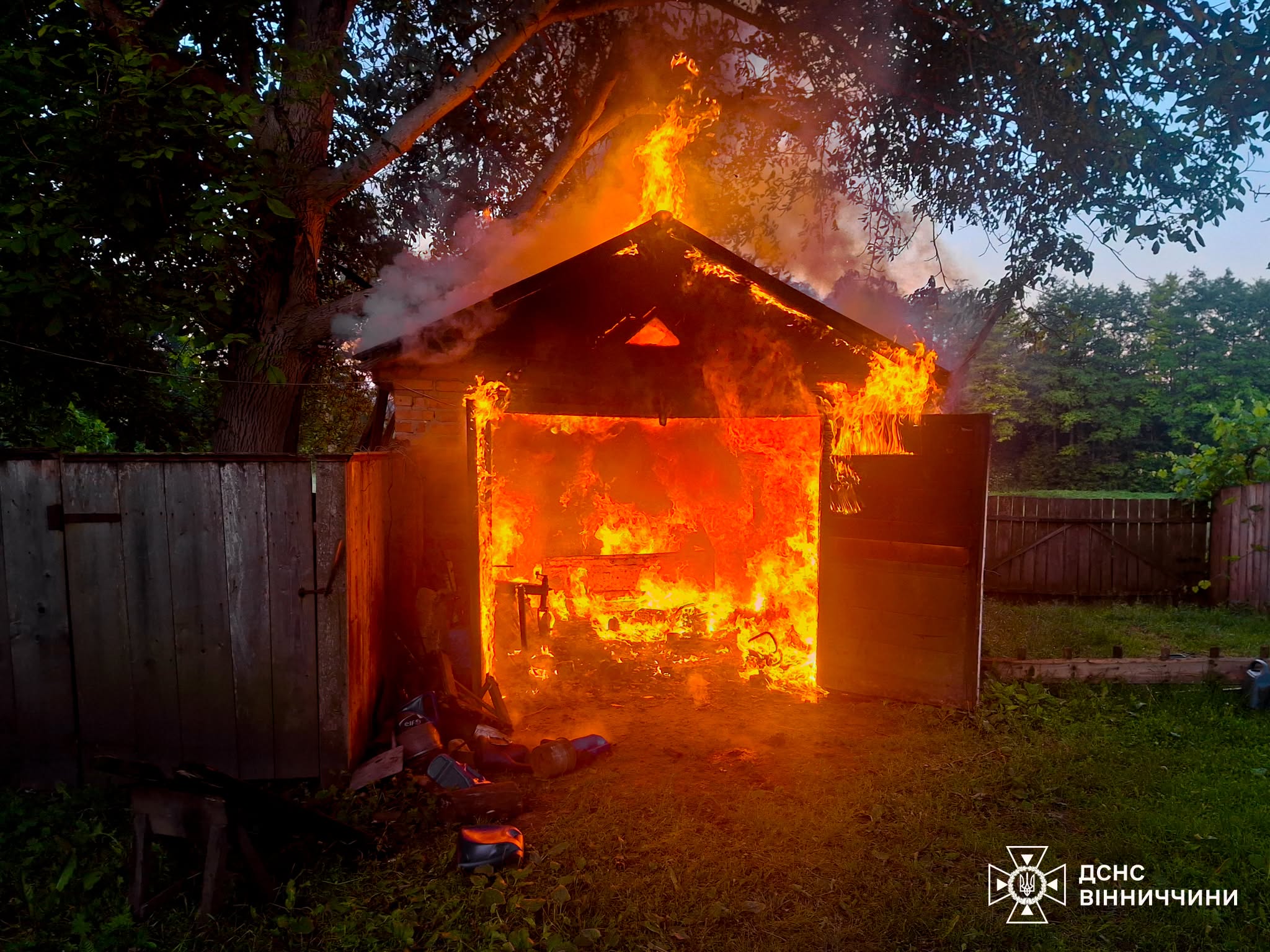 Шість пожеж за добу на Вінниччині: горіли автобус, житлові будинки та сухостій