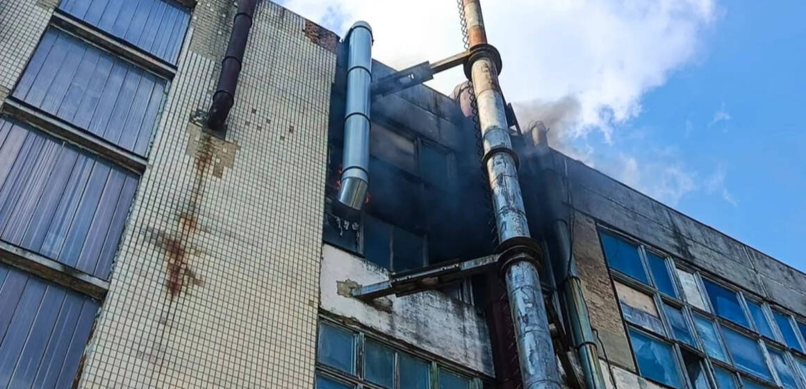 У Вінниці на території підприємства загорілась смола