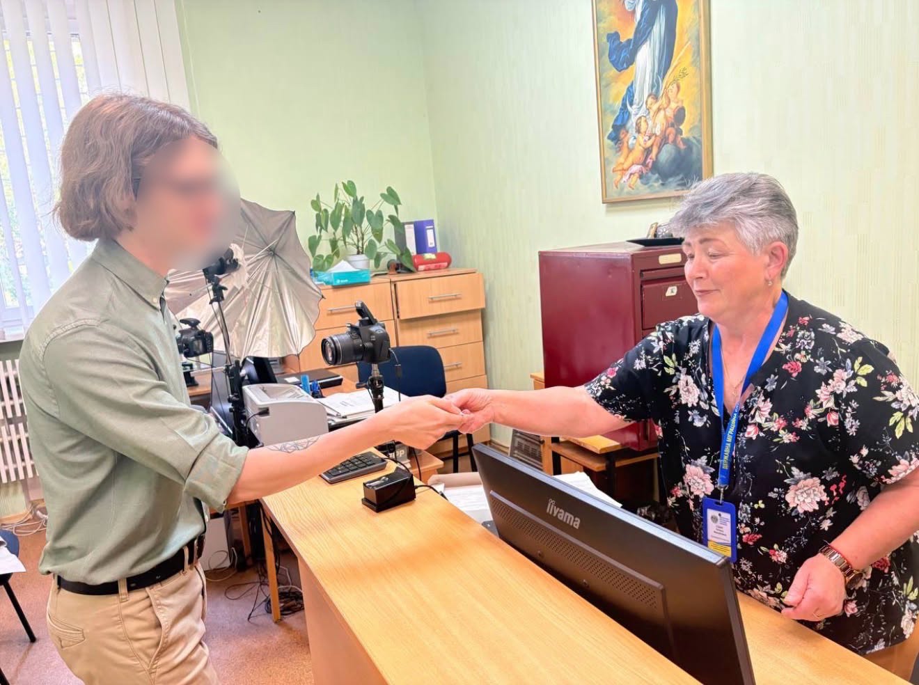 У Вінниці міграційники допомогли переселенцю з Криму відновити паспорт громадянина України