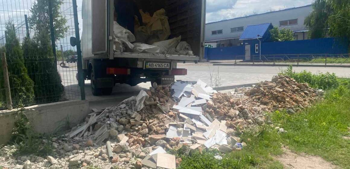 У Вінниці оштрафували чоловіка за незаконне викидання будівельного сміття