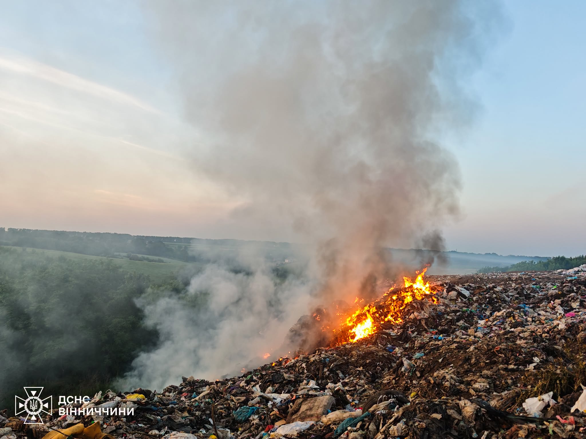 На Вінниччині за добу сталося сім пожеж: горіли екосистеми, квартира та вантажівка