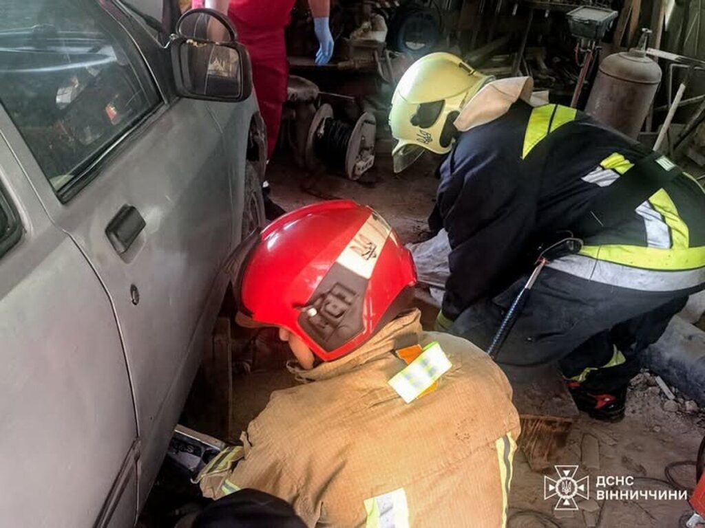 На Вінниччині чоловік загинув під час ремонту автомобіля