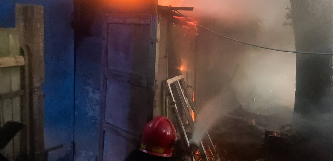 За добу на Вінниччині ліквідували 9 пожеж: палали екосистеми та будівлі через замикання мережі