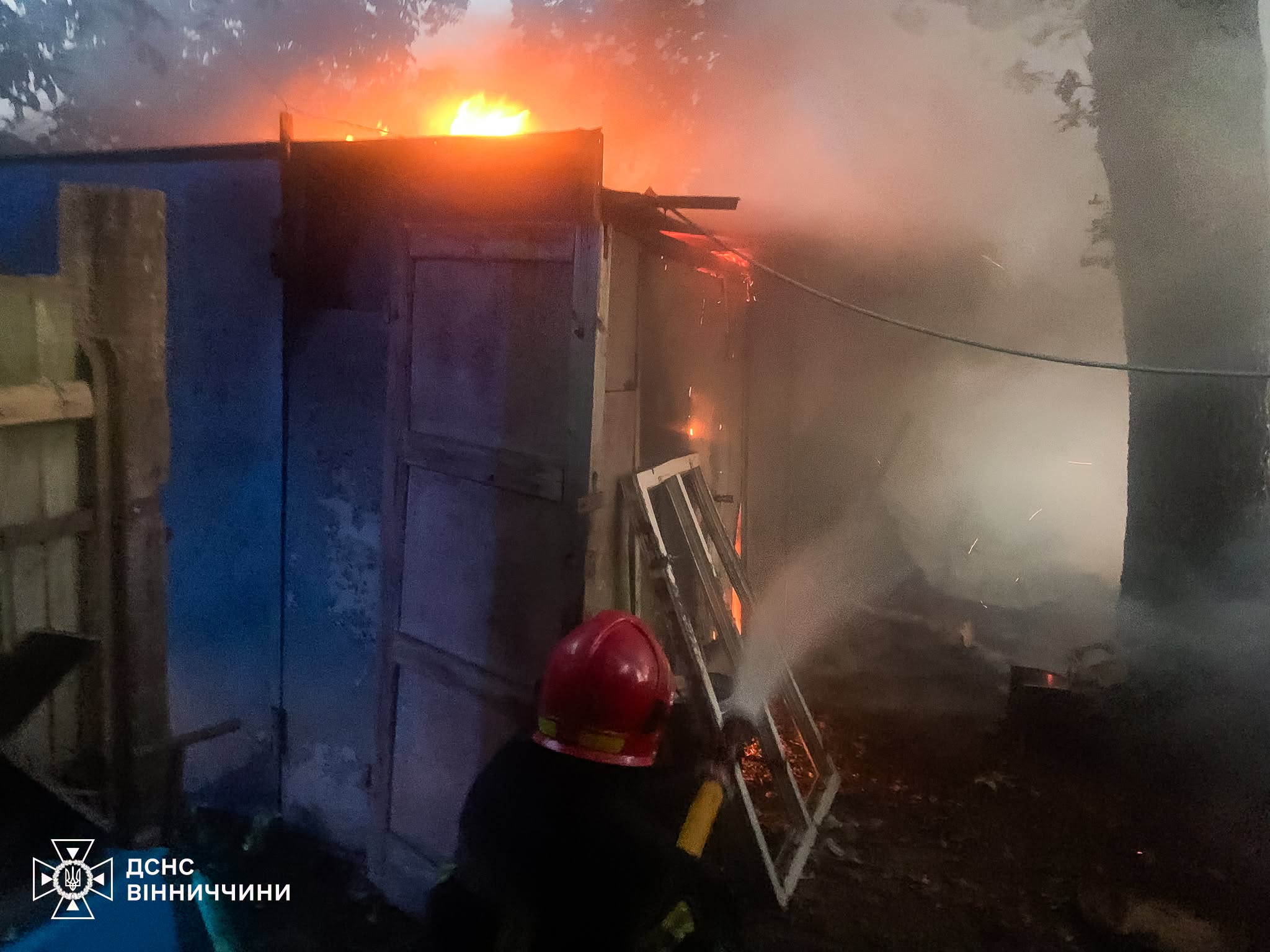 За добу на Вінниччині ліквідували 9 пожеж: палали екосистеми та будівлі через замикання мережі