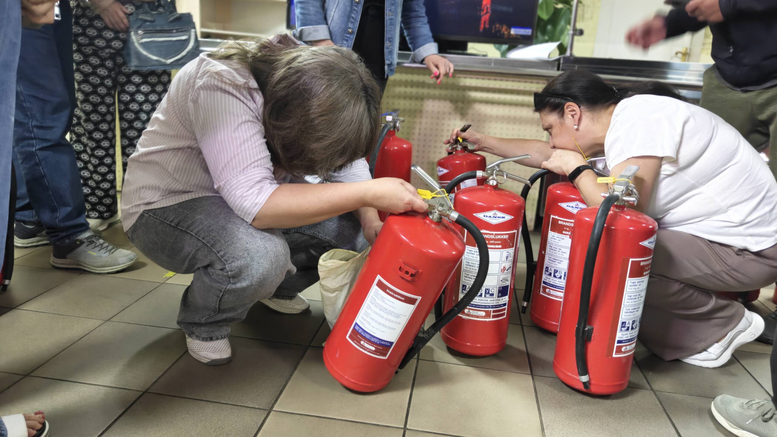 Безпечніші укриття: вінницькі ОСББ отримали 40 вогнегасників від благодійників
